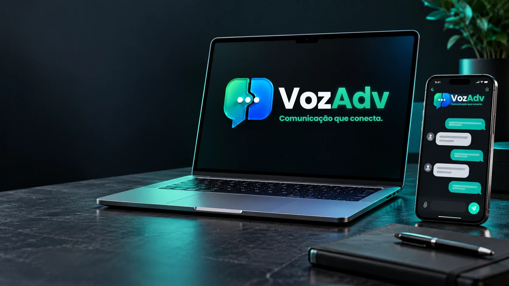 Notebook com a marca VozAdv na tela e celular com uma conversa aberta, sobre uma mesa de pedra escura.